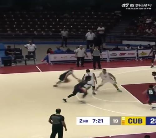 太禿然了身穿美國隊球衣的卡魯索，居然能上演隔人暴扣！