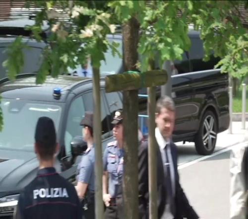 国米返回米兰城,现场十分冷清,球迷也没来几个