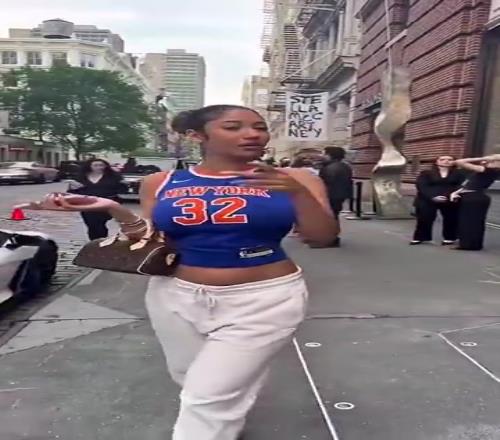街頭身穿唐斯球衣的女球迷，這32號有點過于顯眼了哈！