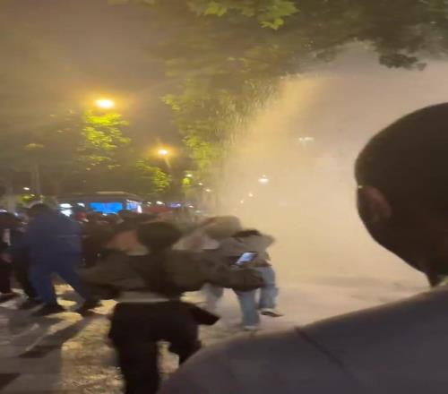 哪来的大水!巴黎狂热球迷这是干爆了路边消防栓嘛