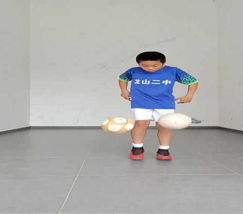 无逆足!小朋友左右脚同时颠两球太牛了