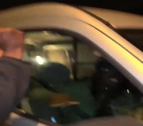 巴黎不少人開(kāi)始襲擊路邊車(chē)輛了這奪冠咋變成奪人了??！