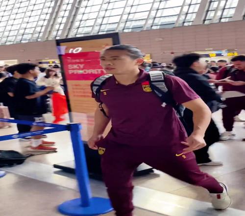 中國男足出發前往雅加達備戰與印尼隊的世預賽，加油！！