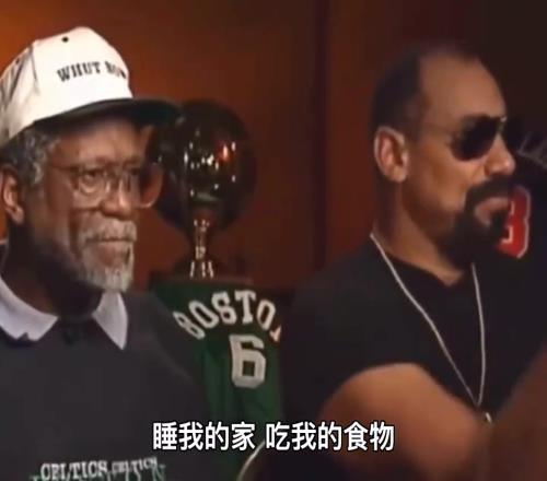 张伯伦打趣:拉塞尔睡我家吃我东西第二天还要打爆我