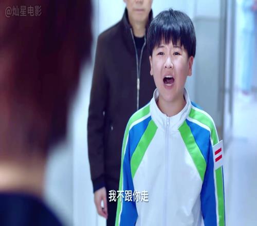 小孩被母亲逼到精神分裂,竟分裂出一个穿C罗尤文球衣的男孩