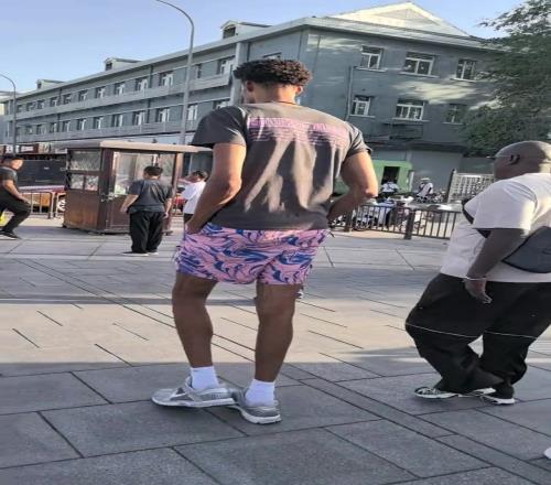 太显眼了哈!网友在北京天坛南门偶遇中国行的文班亚马