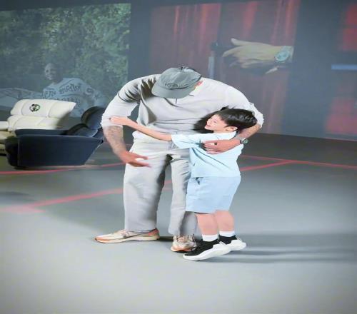 卡梅隆安东尼中国行!老友见面,这瓜包甜!