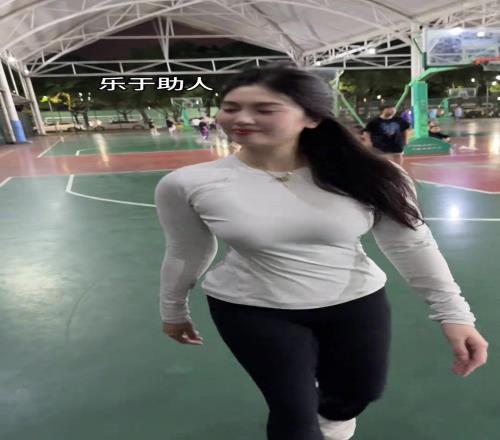 這娘們真有勁！原來野球場肘姐原來是練標槍的啊！
