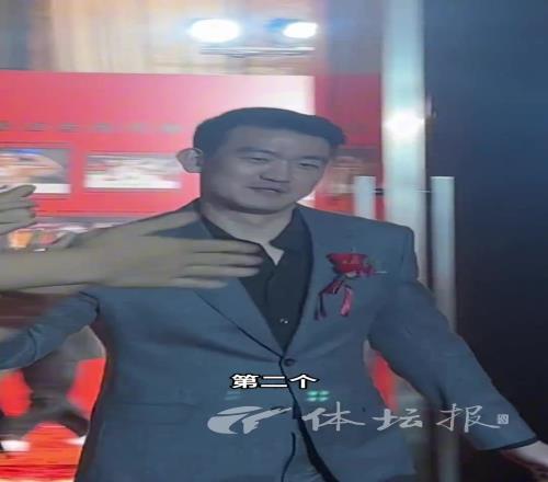 球迷喊話：建議王指導西裝半永久，王博回應來了！