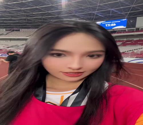 美女記者姚安娜帶你看國足踩場熱身