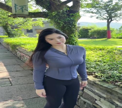 这也太顶了!国产卡戴珊的肘子姐晒踏青照:或许感觉更胜一筹