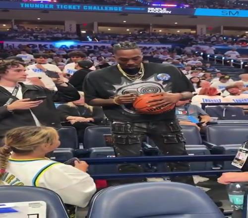 身材保持得真好！霍华德来到NBA总决赛现场，给球迷签名