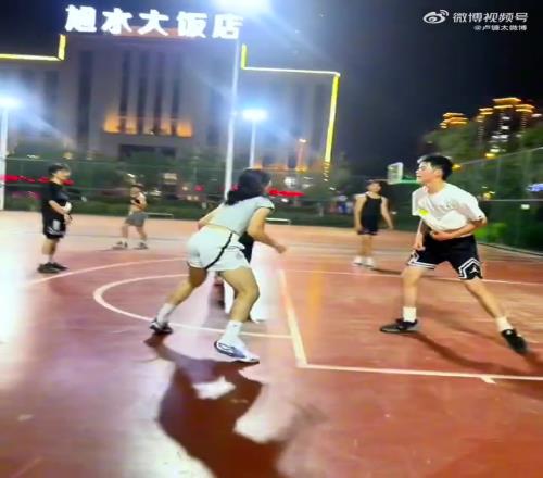 打篮球的女生!这漂移跳投可还行