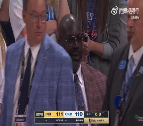 哈利伯顿绝杀后,镜头给到哈利父亲和奥尼尔,两人都惊呆了!