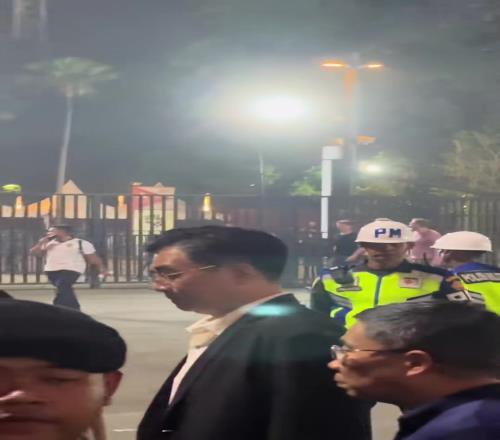 国足何去何从足协主席宋凯赛后被拍到面无表情离开球场