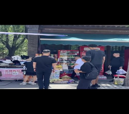 小姐姐偶遇文班亚马中国行现身街头:好像是明星,好高啊!!