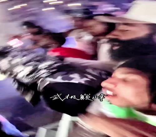赛季结束后首次现身!哈登参加好友演唱会上台激情嗨唱