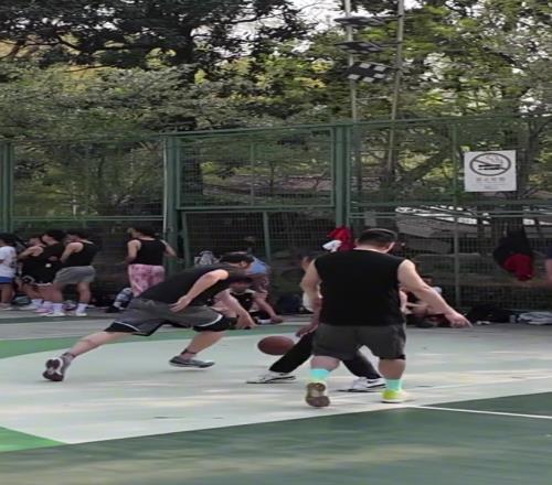 禿頂男好沖！徐家匯公園籃球場有對抗的地方就容易產(chǎn)生沖突矛盾