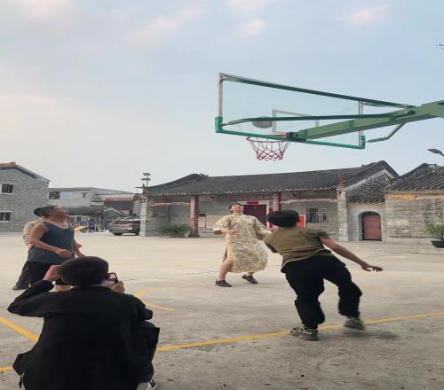 没一个男士比她高!俄罗斯小姐姐在村里打篮球轻松突破过人