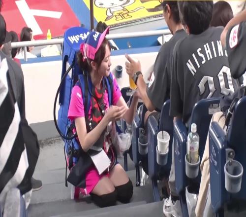 日本女生買一杯啤酒跪一次帶你了解日本體育場啤酒妹的一天工作