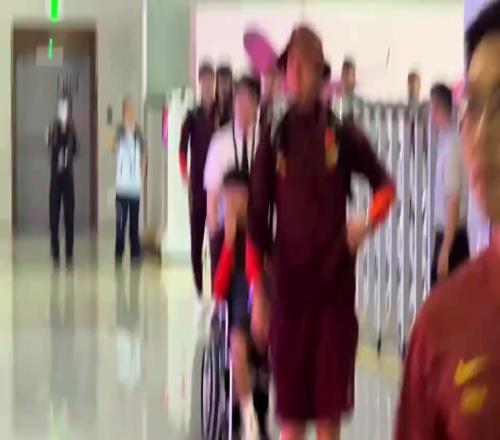 依旧火爆!国足落地重庆,不少球迷热情接机,高喊加油