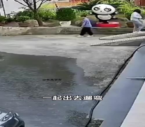 小男孩在公路邊玩籃球脫手去撿球不慎出意外媽媽放下二胎才發(fā)現(xiàn)