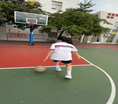 这位女同学还挺全面!“足篮梦幻联动还有点意思”
