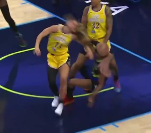 抓发摔!女篮这身体对抗对比NBA,有过之而无不及