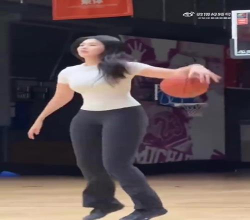 肘子姐身材真的越来越像金卡戴珊靠拢了