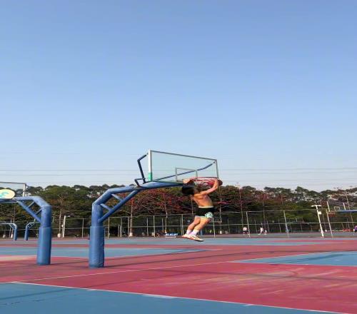 國產(chǎn)扣將！1米70小哥上演殘暴飛天自拋?zhàn)钥郏? class=