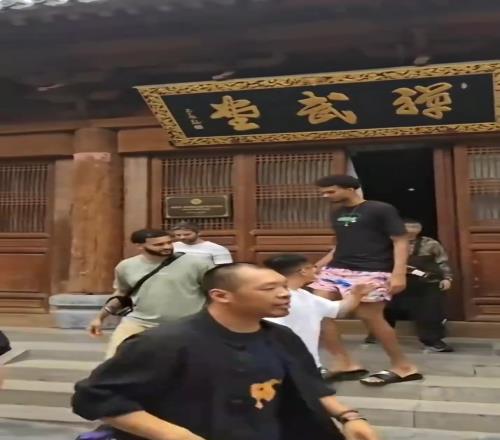 学习中华武术!文班亚马已经抵达少林寺参观,要不拜个师