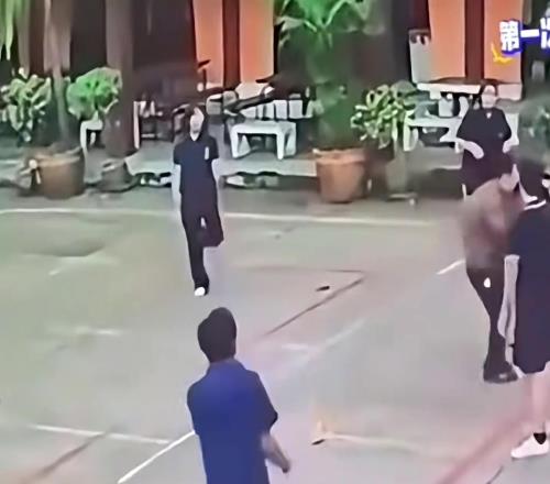 副校长:按计划行事!这位校长太背!短短20秒在球场受3次暴击