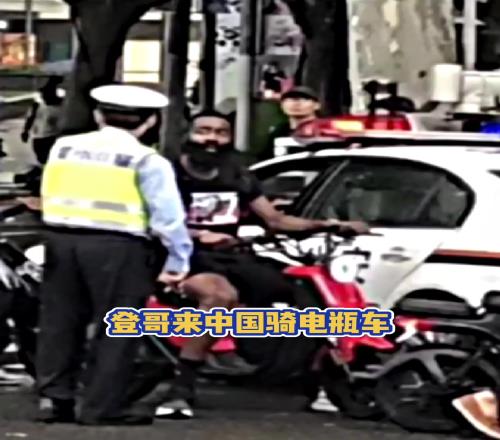 入乡随俗!文班在少林寺剃度哈登骑电动克莱采耳