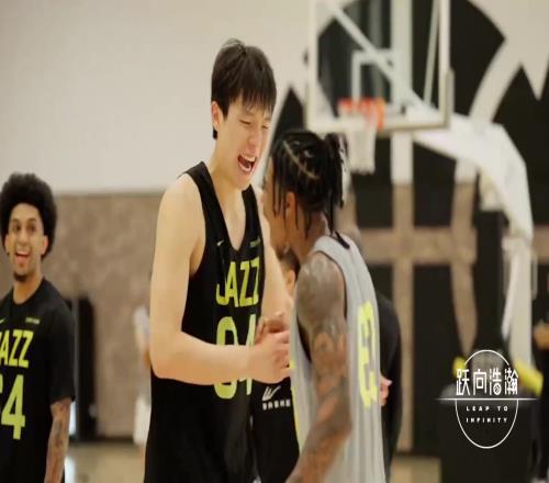 翻译:杨瀚森在爵士试训表现很惊艳!上去就130打爆了对手!