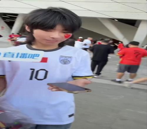 直播吧非常好用!现场国足年轻球迷,热情展示吧龄