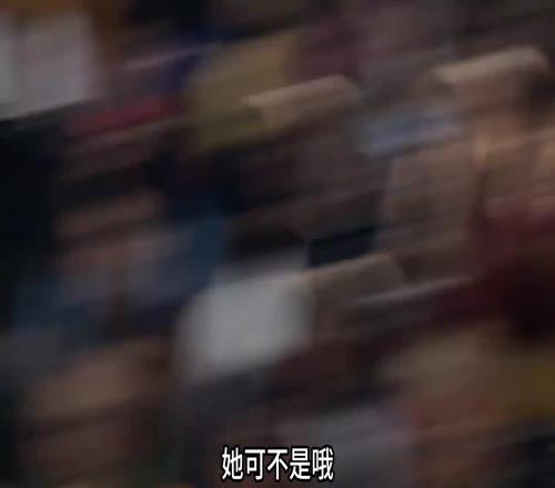 一抹红唇那年C罗还带着伊莲娜拍广告,伊莲娜给了个香吻!!