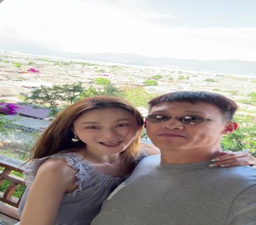 享受生活啊!周鹏携娇妻度假:丽江美不美