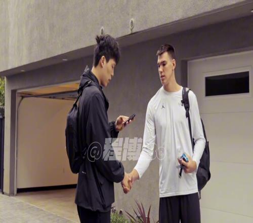虽然鞋没送出去,但是恭喜杨瀚森收获一份友谊!