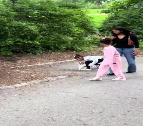 粉絲在紐約的一個(gè)公園偶遇布萊恩特一家