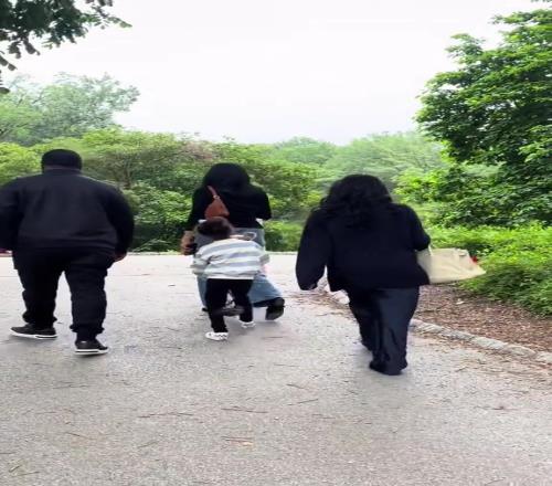 旁邊是保鏢網(wǎng)友在紐約的一個公園偶遇瓦妮莎帶著三個女兒在游玩