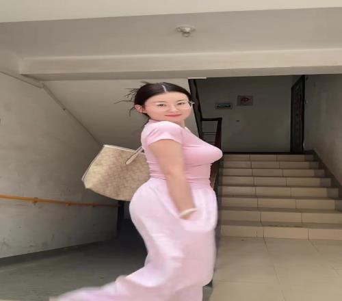 前同曦球員焦恩格爾嬌妻，身材真不戳