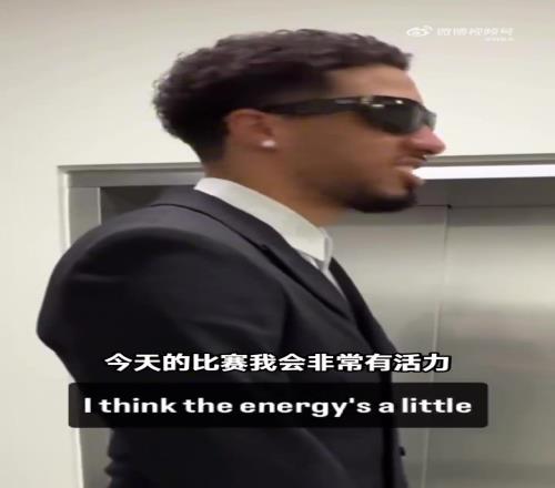 哈利伯頓一身黑色套裝帥氣到場(chǎng)：我很興奮今天比平時(shí)多5個(gè)機(jī)位