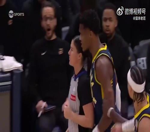 總決賽奇兵昔日名場面馬瑟林直接用胸撞女裁判，被驅(qū)逐+禁賽