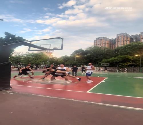 他的防守意识告诉他要补防,他的保护意识告诉他要保护对手