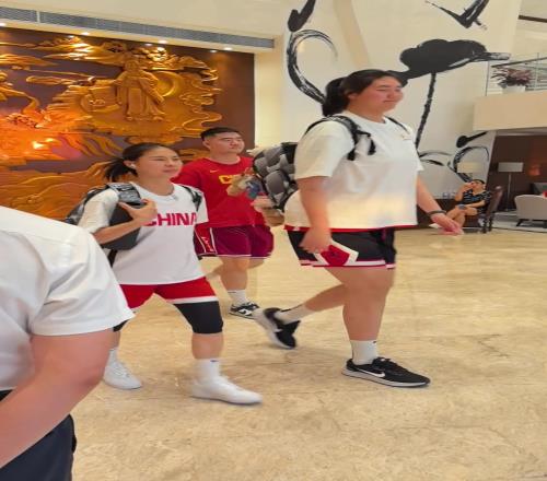 完全是女版姚明!据说中国女篮张子宇已经长到2米27了!!