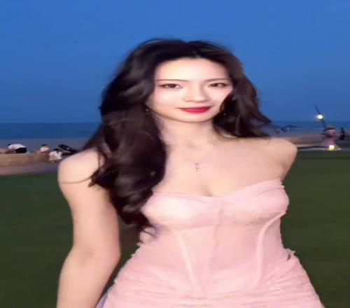 美女登密盼盼一身粉色裙子穿搭現(xiàn)身海邊：你喜歡大海我喜歡浪