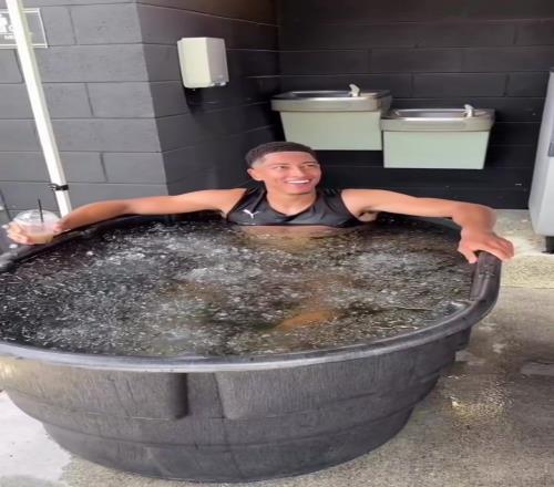 看着都酸爽!运动后缓解疲劳的冰水浴!你平常会这么做吗
