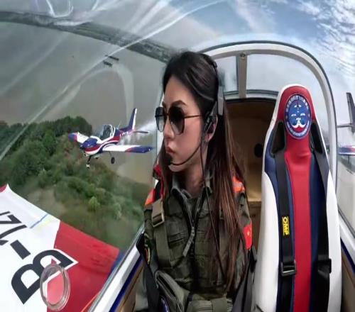 在揚(yáng)州上方開飛機(jī)的小姐姐露臉了女生開飛機(jī)居然能這么帥！！