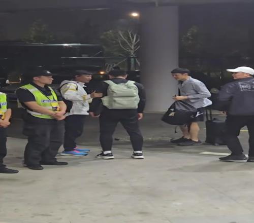 邵佳一杨智遇到区楚良,猜猜三位前国脚会聊啥