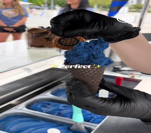 直流口水!网友:真想尝尝蓝黑冰淇淋究竟有多美味